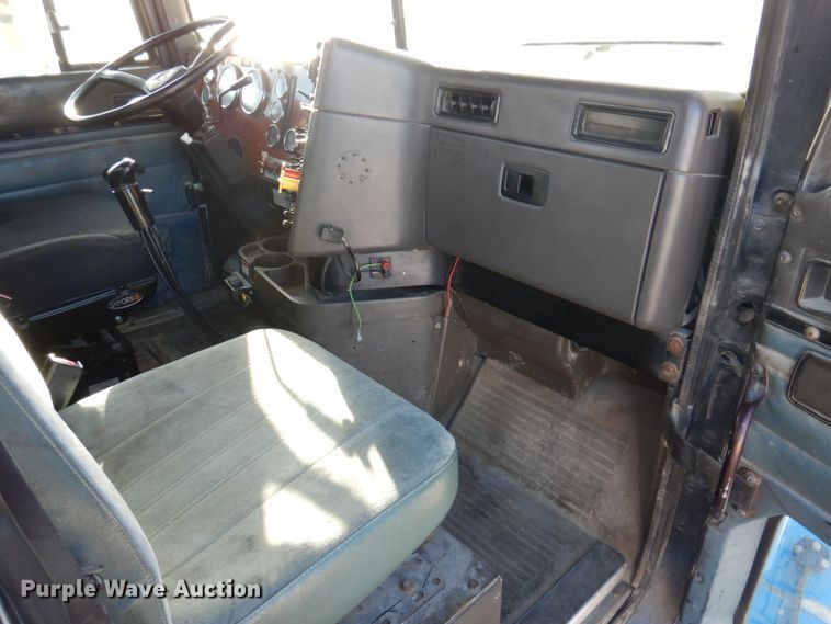 image for item DP0391 1996 International 9400  semi truck