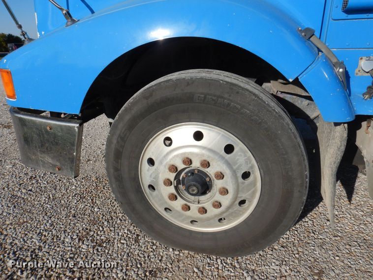 image for item DP0391 1996 International 9400  semi truck