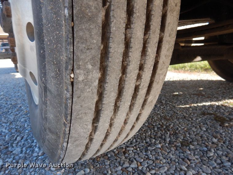 image for item DP0391 1996 International 9400  semi truck