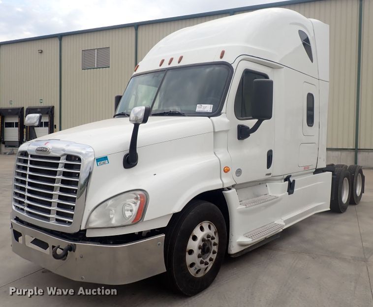 image for item DQ2975 2016 Freightliner Cascadia Evolution  semi truck