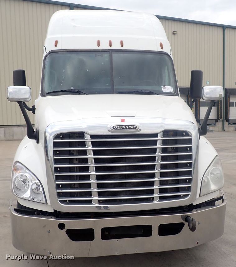 image for item DQ2975 2016 Freightliner Cascadia Evolution  semi truck