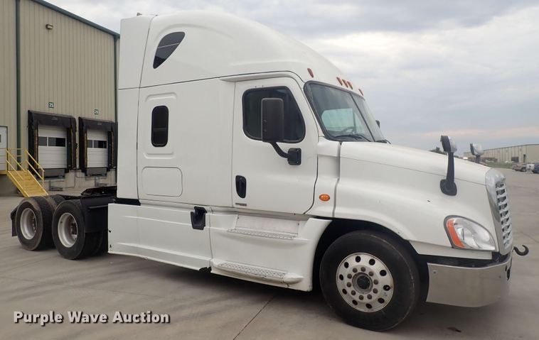 image for item DQ2975 2016 Freightliner Cascadia Evolution  semi truck