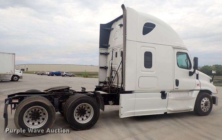 image for item DQ2975 2016 Freightliner Cascadia Evolution  semi truck