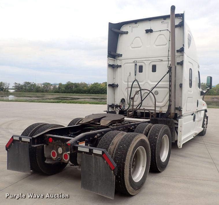 image for item DQ2975 2016 Freightliner Cascadia Evolution  semi truck