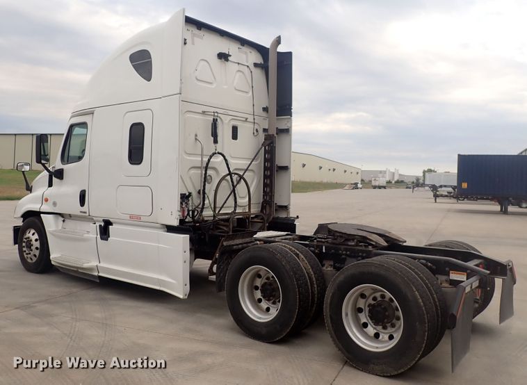 image for item DQ2975 2016 Freightliner Cascadia Evolution  semi truck