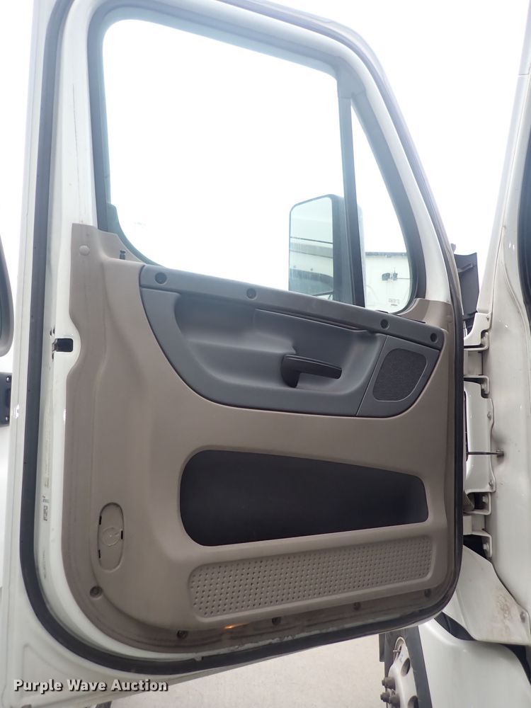 image for item DQ2975 2016 Freightliner Cascadia Evolution  semi truck