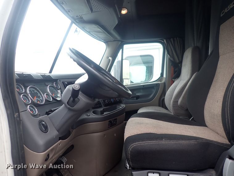 image for item DQ2975 2016 Freightliner Cascadia Evolution  semi truck