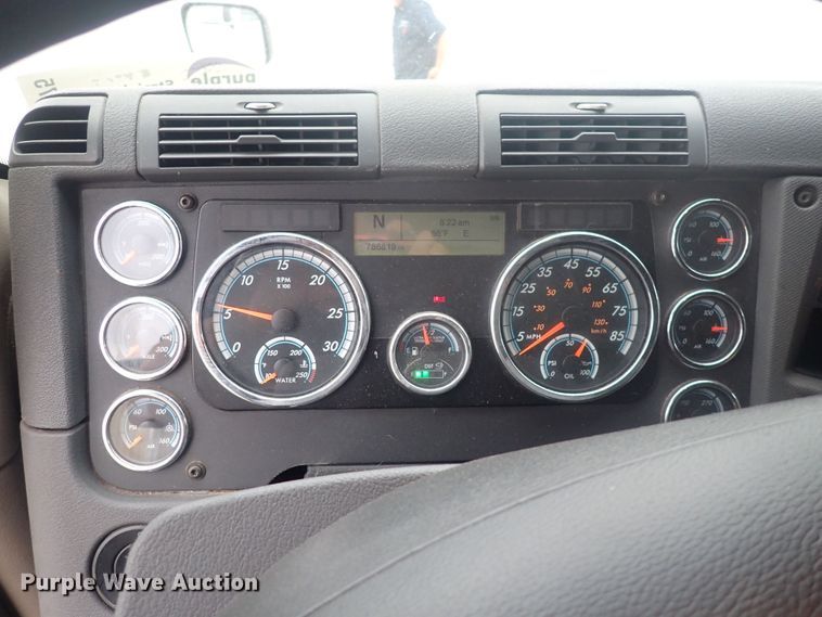 image for item DQ2975 2016 Freightliner Cascadia Evolution  semi truck