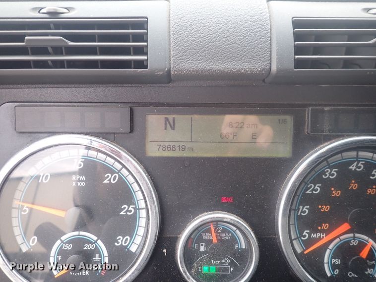 image for item DQ2975 2016 Freightliner Cascadia Evolution  semi truck