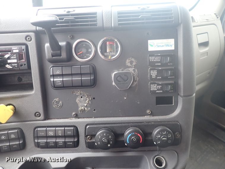 image for item DQ2975 2016 Freightliner Cascadia Evolution  semi truck