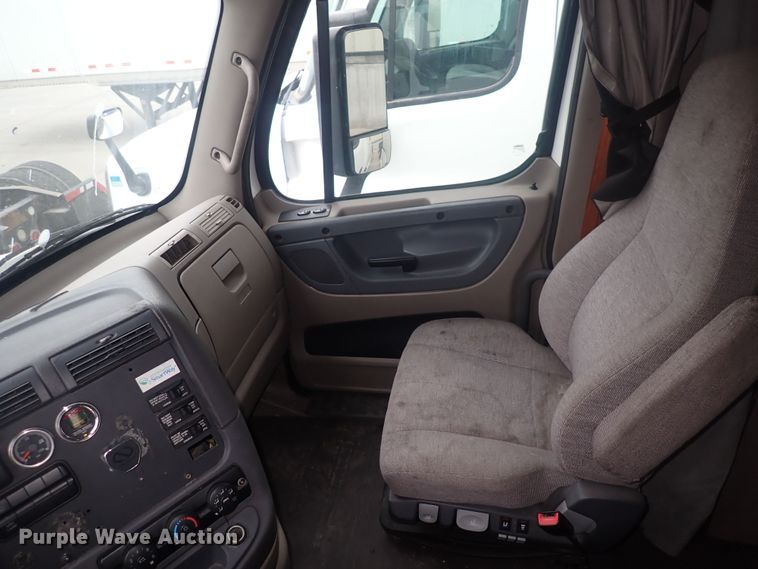 image for item DQ2975 2016 Freightliner Cascadia Evolution  semi truck