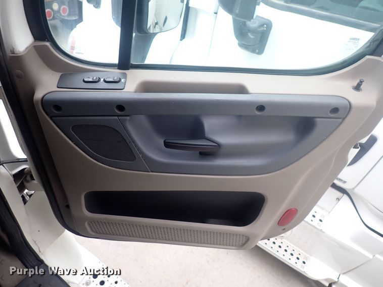 image for item DQ2975 2016 Freightliner Cascadia Evolution  semi truck