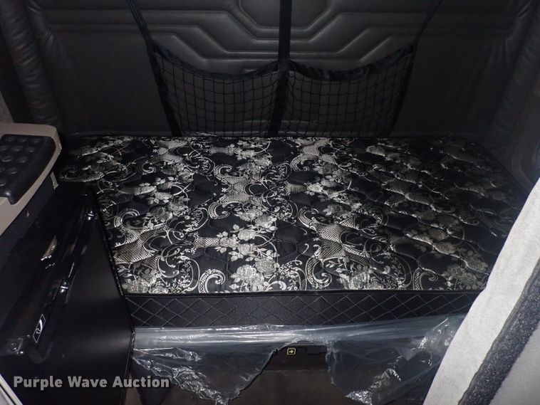 image for item DQ2975 2016 Freightliner Cascadia Evolution  semi truck