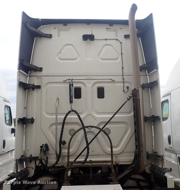 image for item DQ2975 2016 Freightliner Cascadia Evolution  semi truck