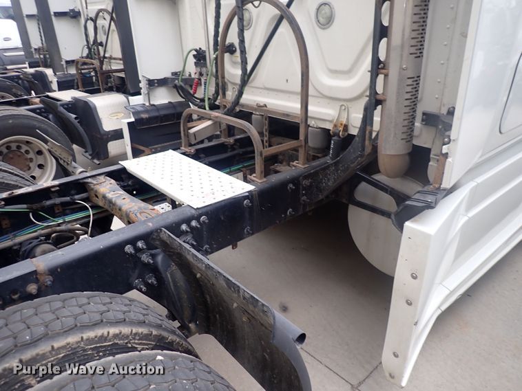 image for item DQ2975 2016 Freightliner Cascadia Evolution  semi truck