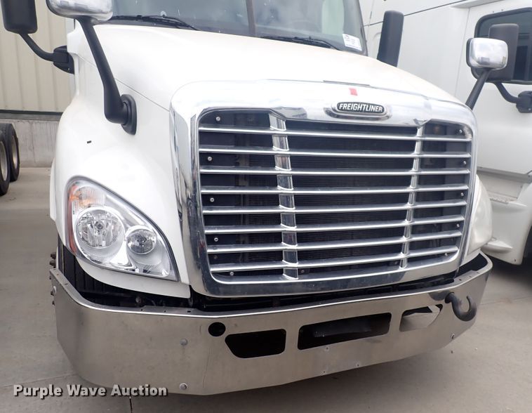 image for item DQ2975 2016 Freightliner Cascadia Evolution  semi truck