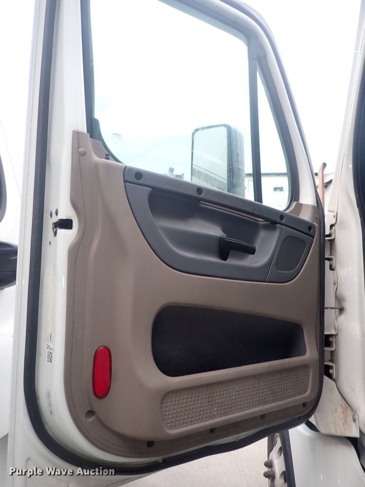 image for item DQ2976 2016 Freightliner Cascadia Evolution  semi truck