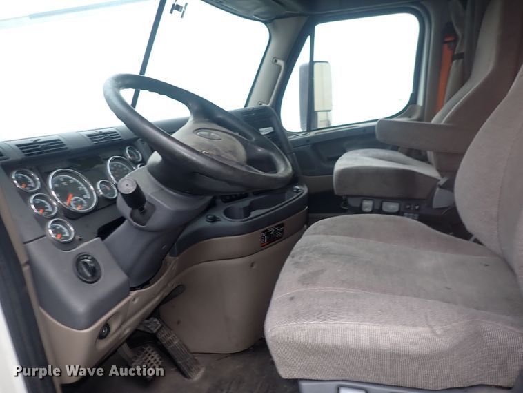 image for item DQ2976 2016 Freightliner Cascadia Evolution  semi truck