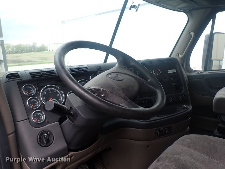 image for item DQ2976 2016 Freightliner Cascadia Evolution  semi truck