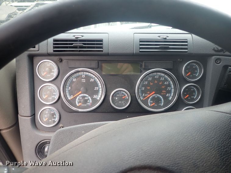 image for item DQ2976 2016 Freightliner Cascadia Evolution  semi truck