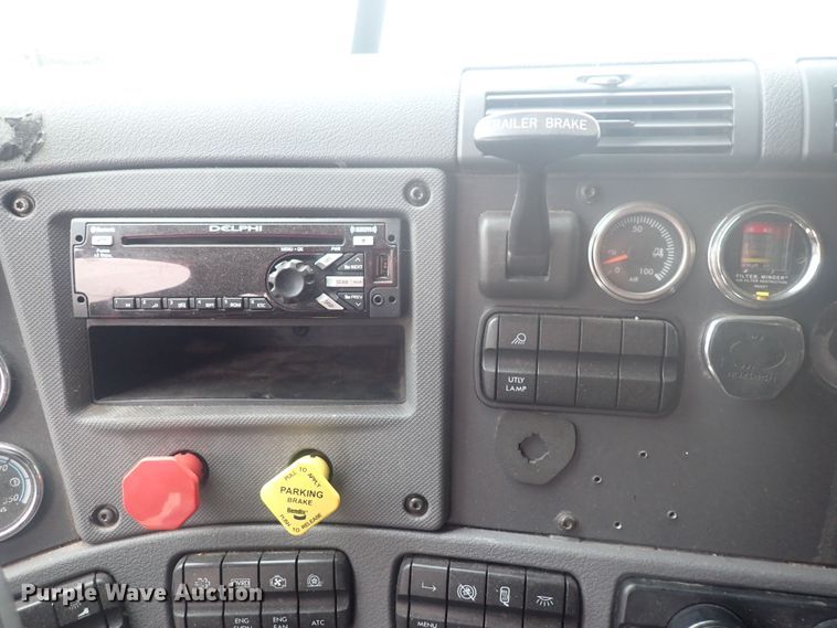 image for item DQ2976 2016 Freightliner Cascadia Evolution  semi truck