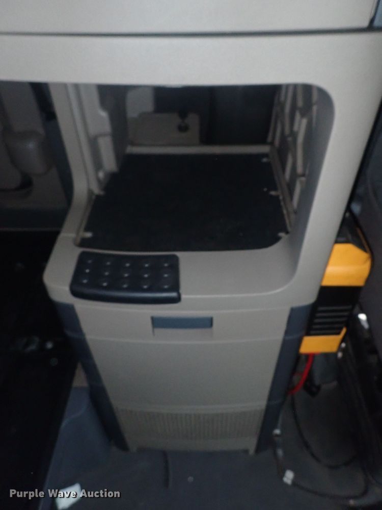 image for item DQ2976 2016 Freightliner Cascadia Evolution  semi truck