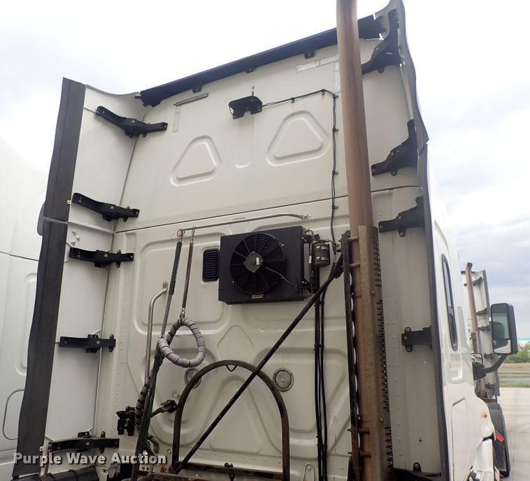 image for item DQ2976 2016 Freightliner Cascadia Evolution  semi truck