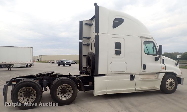 image for item DQ2977 2014 Freightliner Cascadia Evolution  semi truck