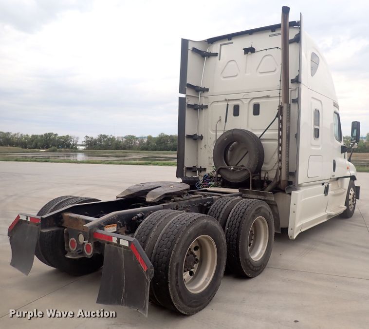 image for item DQ2977 2014 Freightliner Cascadia Evolution  semi truck
