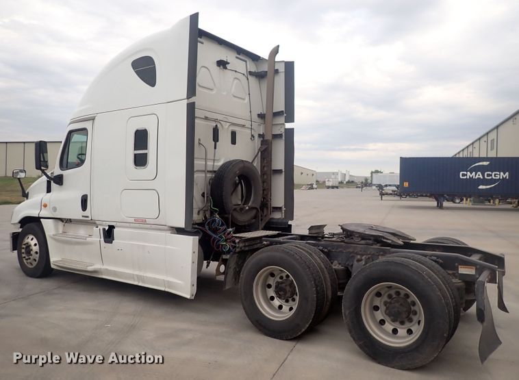 image for item DQ2977 2014 Freightliner Cascadia Evolution  semi truck