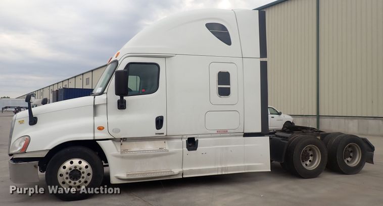 image for item DQ2977 2014 Freightliner Cascadia Evolution  semi truck