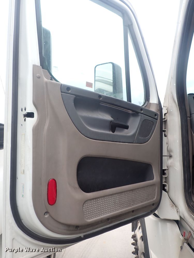 image for item DQ2977 2014 Freightliner Cascadia Evolution  semi truck