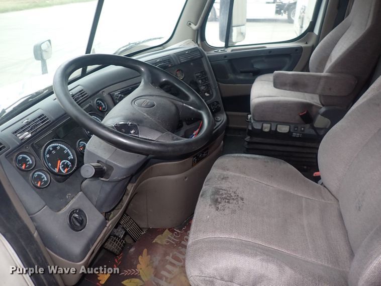 image for item DQ2977 2014 Freightliner Cascadia Evolution  semi truck