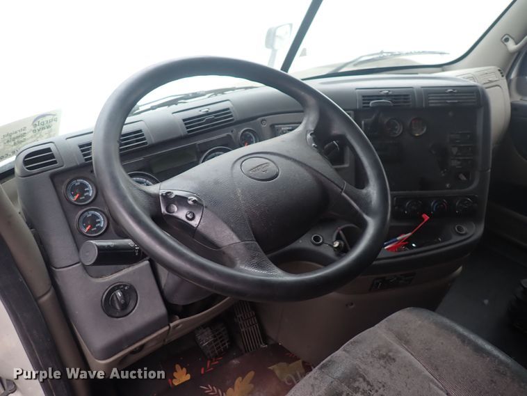 image for item DQ2977 2014 Freightliner Cascadia Evolution  semi truck