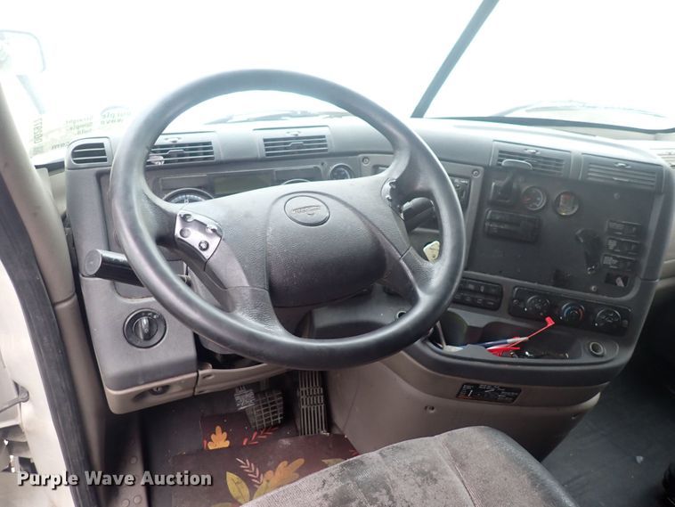 image for item DQ2977 2014 Freightliner Cascadia Evolution  semi truck