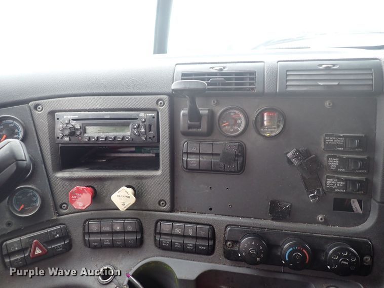 image for item DQ2977 2014 Freightliner Cascadia Evolution  semi truck