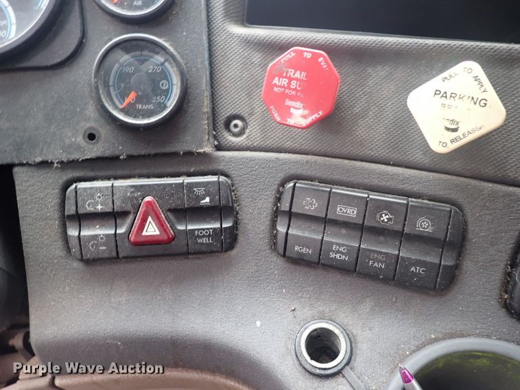 image for item DQ2977 2014 Freightliner Cascadia Evolution  semi truck