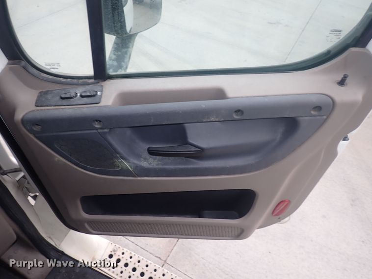 image for item DQ2977 2014 Freightliner Cascadia Evolution  semi truck