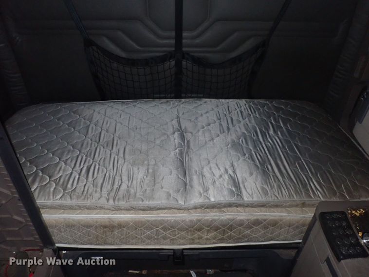 image for item DQ2977 2014 Freightliner Cascadia Evolution  semi truck