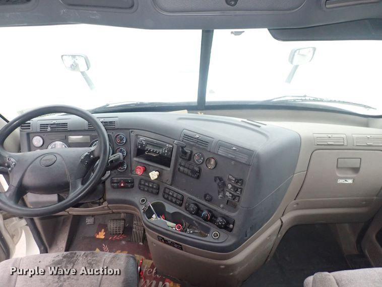 image for item DQ2977 2014 Freightliner Cascadia Evolution  semi truck