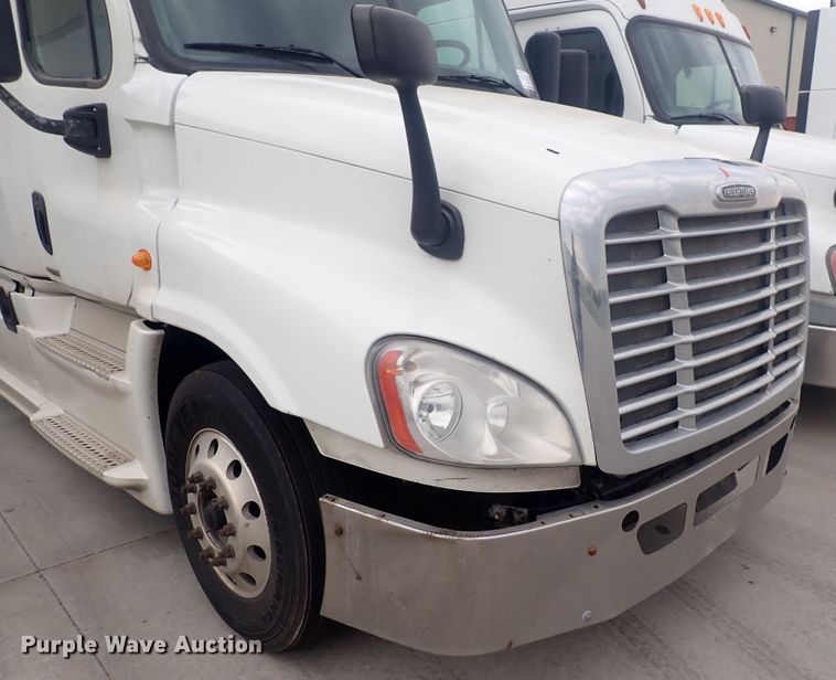 image for item DQ2977 2014 Freightliner Cascadia Evolution  semi truck