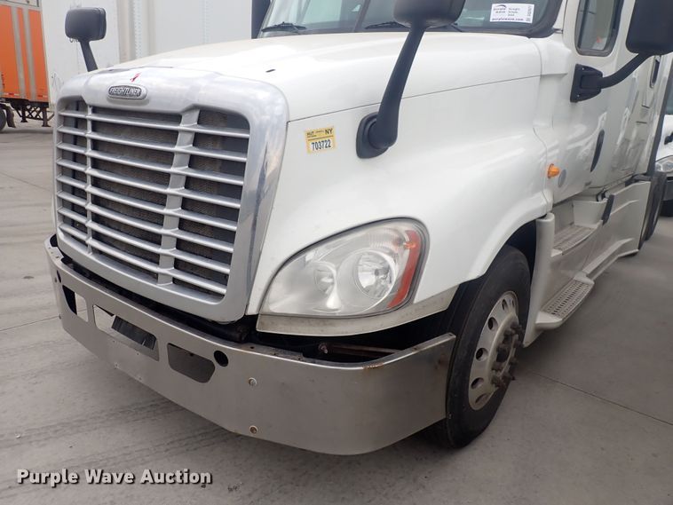 image for item DQ2977 2014 Freightliner Cascadia Evolution  semi truck