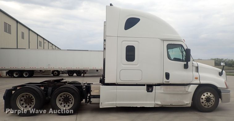 image for item DQ2978 2014 Freightliner Cascadia Evolution  semi truck