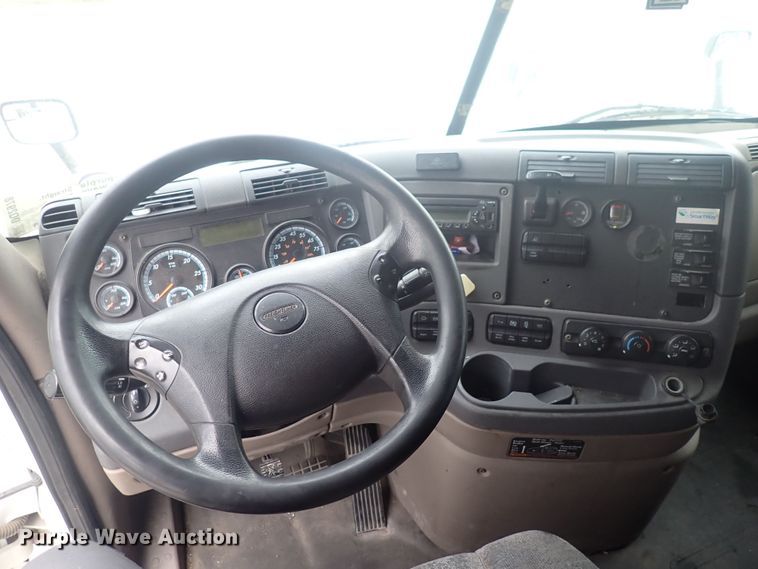 image for item DQ2978 2014 Freightliner Cascadia Evolution  semi truck