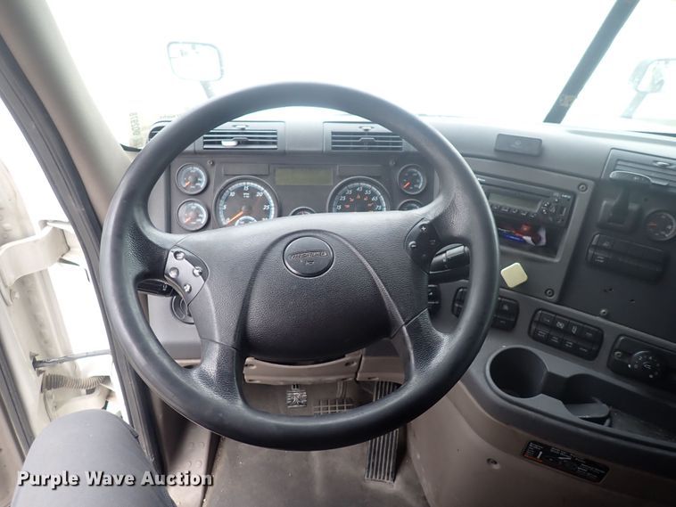 image for item DQ2978 2014 Freightliner Cascadia Evolution  semi truck