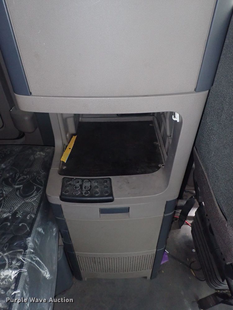 image for item DQ2978 2014 Freightliner Cascadia Evolution  semi truck