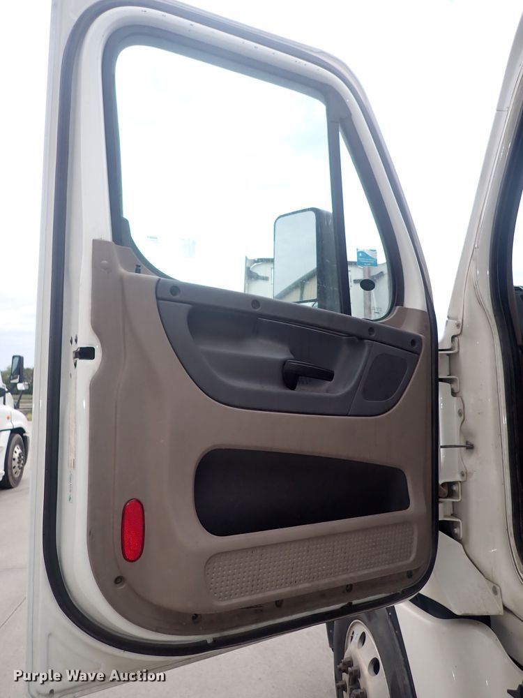 image for item DQ2979 2014 Freightliner Cascadia Evolution  semi truck