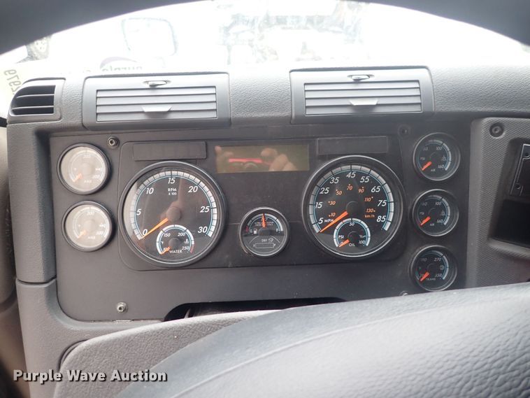 image for item DQ2979 2014 Freightliner Cascadia Evolution  semi truck