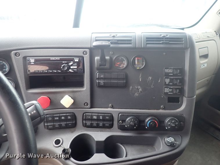 image for item DQ2979 2014 Freightliner Cascadia Evolution  semi truck