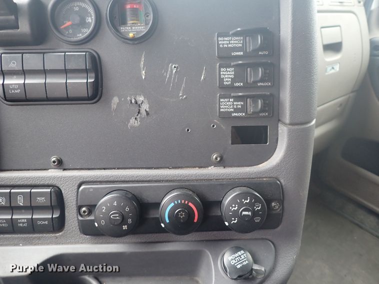 image for item DQ2979 2014 Freightliner Cascadia Evolution  semi truck